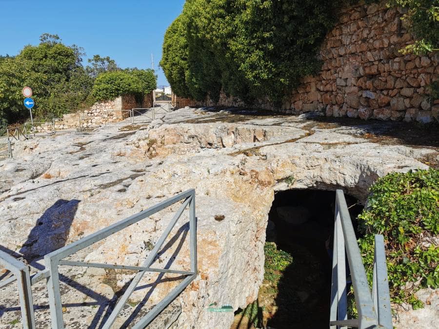 roccia-ingresso-frantoio-ipogeo-Salve-Salento-TripOrTrek