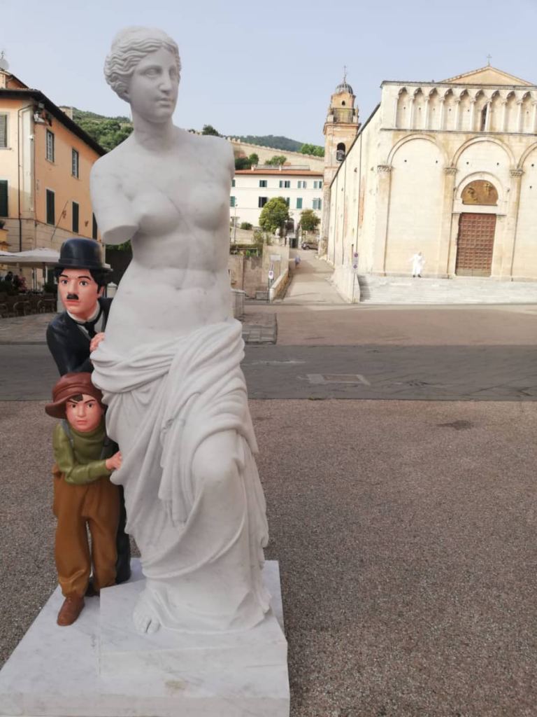 The-Blue-Banana_Behind-the-beauty