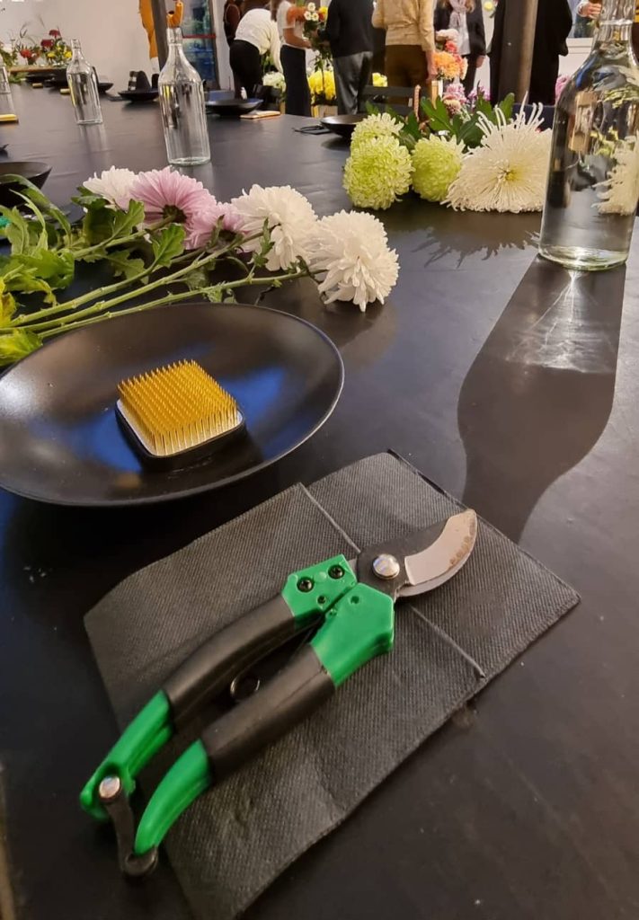 Ikebana_strumenti_composizione_floreale_TripOrTrek