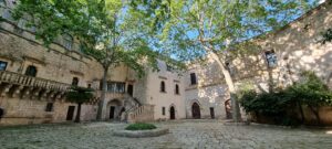 CAROVIGNO_Castello_cortile
