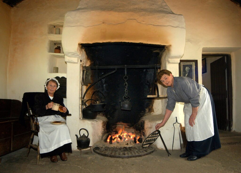 Irlanda_Inside_Mellon_Homestead_at_Ulster_American_Folk_Park